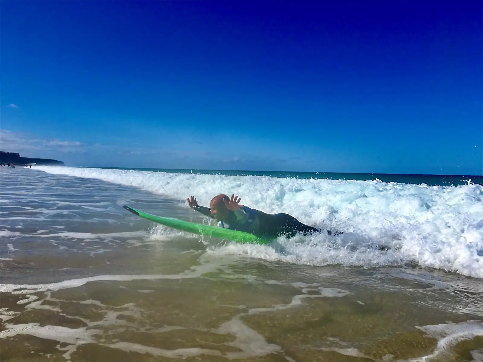 Anfänger beim Surfen lernen im Weißwasser in Corralejo auf Fuerteventura