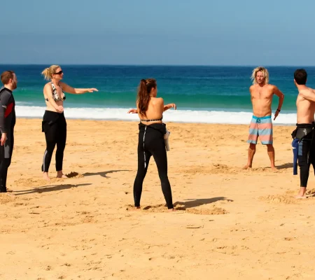 Warm-Up am Strand mit dem Anfänger Surfkurs